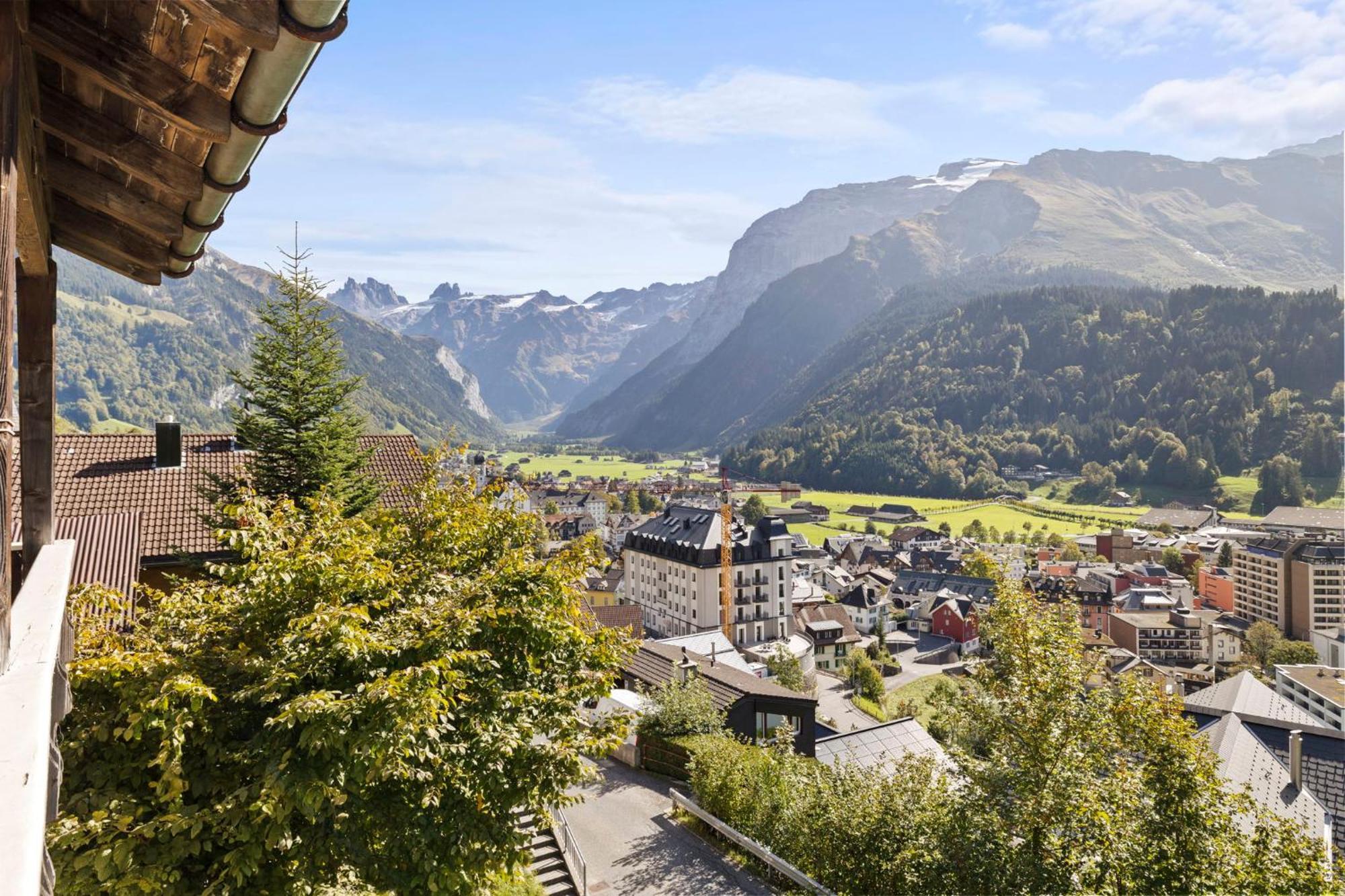 Sunny Design In With Spectacular View On Mount Titlis *